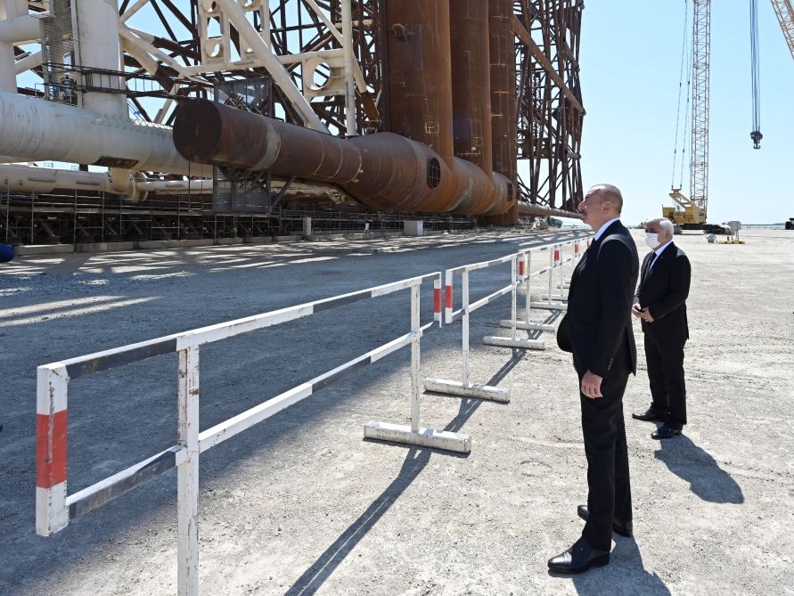 President Ilham Aliyev attends sail away of Garabagh field jacket (PHOTO/VIDEO)
