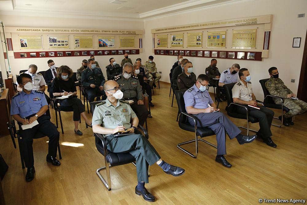Foreign military attachés, representatives of int'l organizations informed on situation at front line (PHOTO)