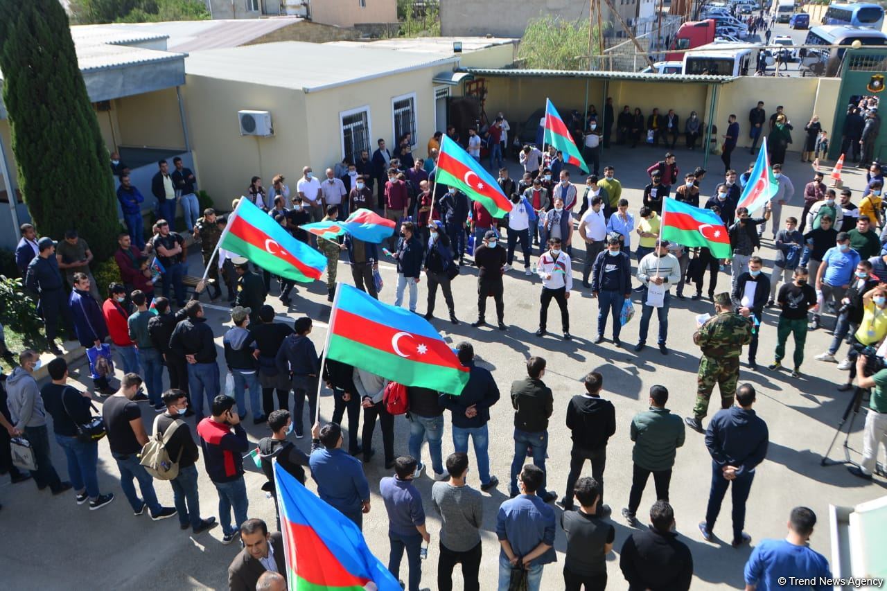Azerbaijani State Service for Mobilization and Conscription sends hundreds of young volunteers to front (PHOTO)