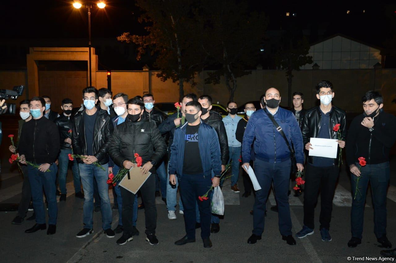 Teenagers honor memory of Russian citizen who died as result of Ganja shelling by Armenian Armed Forces (PHOTO)