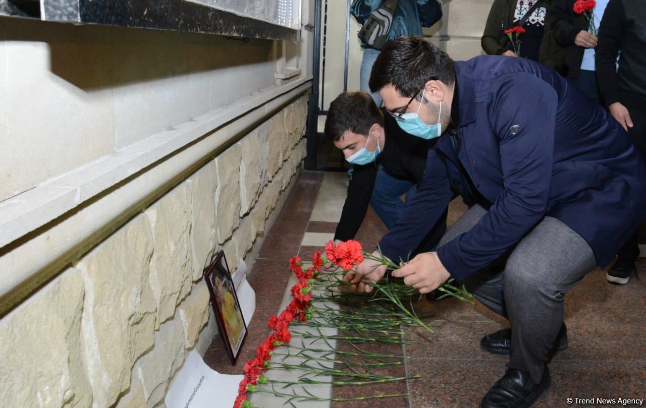 Teenagers honor memory of Russian citizen who died as result of Ganja shelling by Armenian Armed Forces (PHOTO)