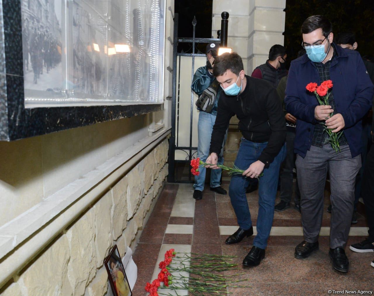 Teenagers honor memory of Russian citizen who died as result of Ganja shelling by Armenian Armed Forces (PHOTO)