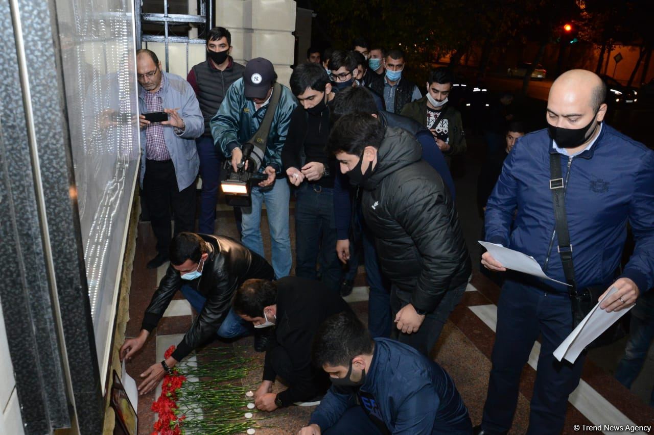 Teenagers honor memory of Russian citizen who died as result of Ganja shelling by Armenian Armed Forces (PHOTO)