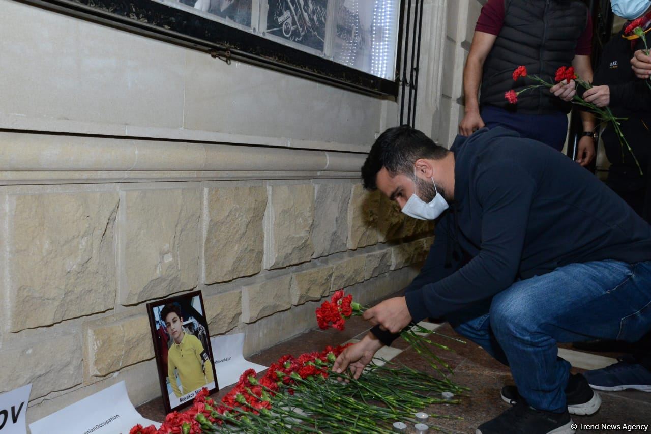 Teenagers honor memory of Russian citizen who died as result of Ganja shelling by Armenian Armed Forces (PHOTO)