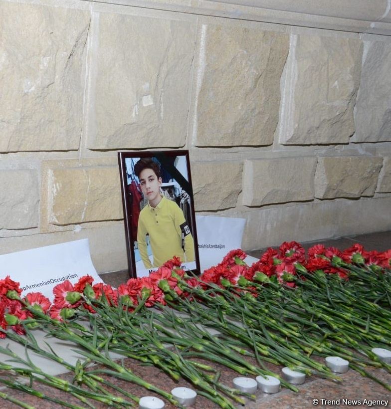 Teenagers honor memory of Russian citizen who died as result of Ganja shelling by Armenian Armed Forces (PHOTO)