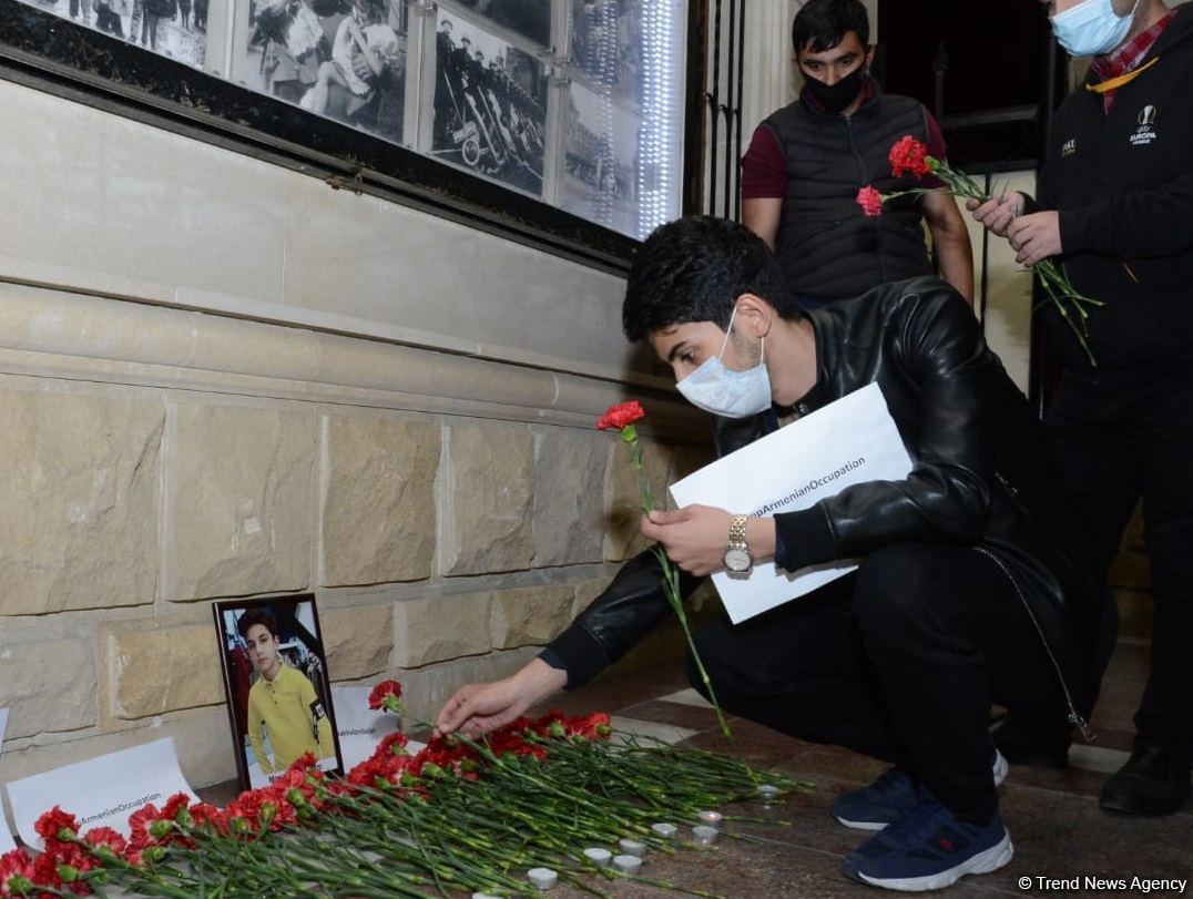Teenagers honor memory of Russian citizen who died as result of Ganja shelling by Armenian Armed Forces (PHOTO)