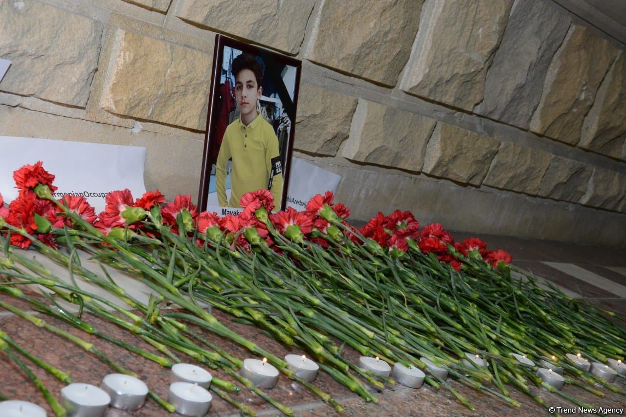 Teenagers honor memory of Russian citizen who died as result of Ganja shelling by Armenian Armed Forces (PHOTO)