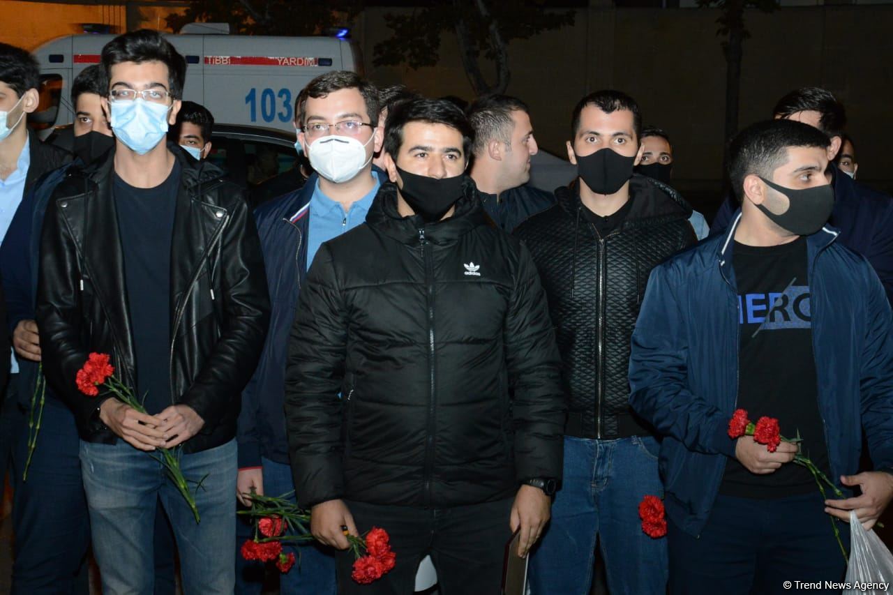 Teenagers honor memory of Russian citizen who died as result of Ganja shelling by Armenian Armed Forces (PHOTO)