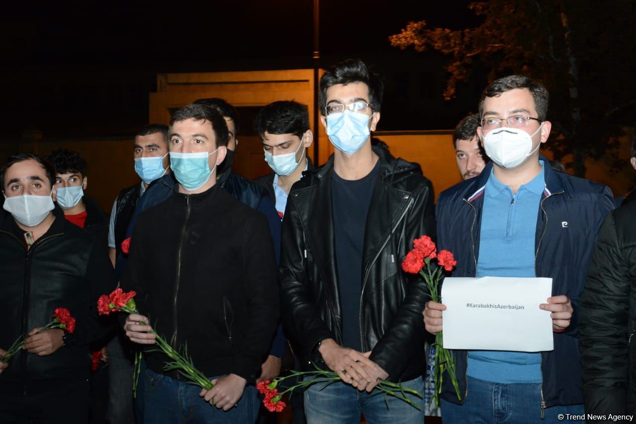 Teenagers honor memory of Russian citizen who died as result of Ganja shelling by Armenian Armed Forces (PHOTO)