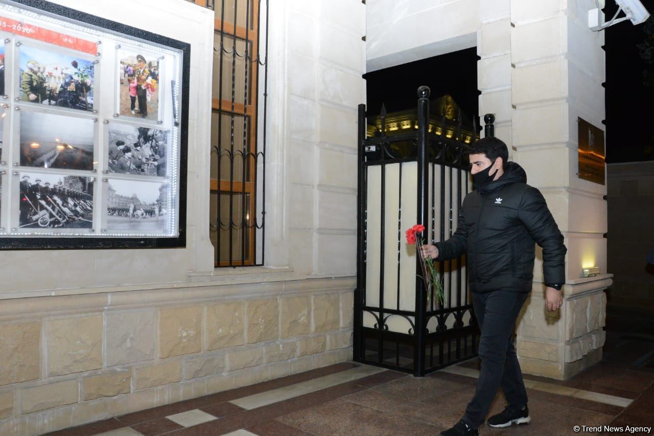 Teenagers honor memory of Russian citizen who died as result of Ganja shelling by Armenian Armed Forces (PHOTO)