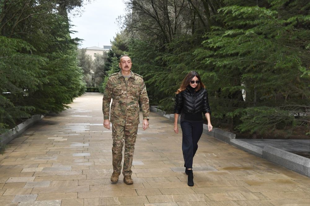 President Ilham Aliyev, first lady Mehriban Aliyeva visited Alley of Honors and Alley of Martyrs (PHOTO/VIDEO)