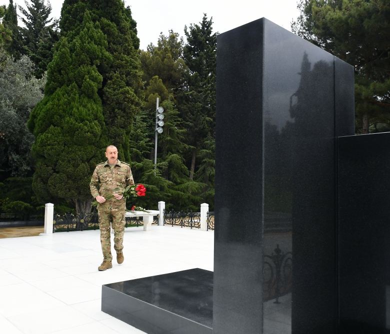 President Ilham Aliyev, first lady Mehriban Aliyeva visited Alley of Honors and Alley of Martyrs (PHOTO/VIDEO)