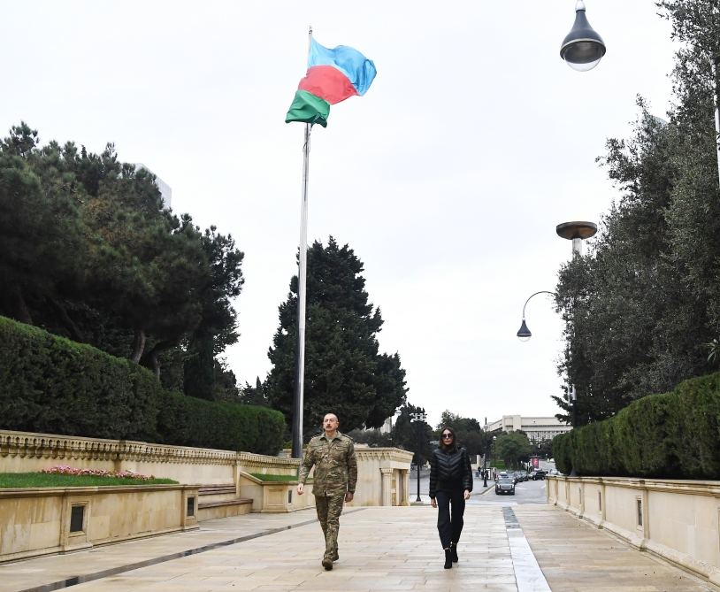 President Ilham Aliyev, first lady Mehriban Aliyeva visited Alley of Honors and Alley of Martyrs (PHOTO/VIDEO)