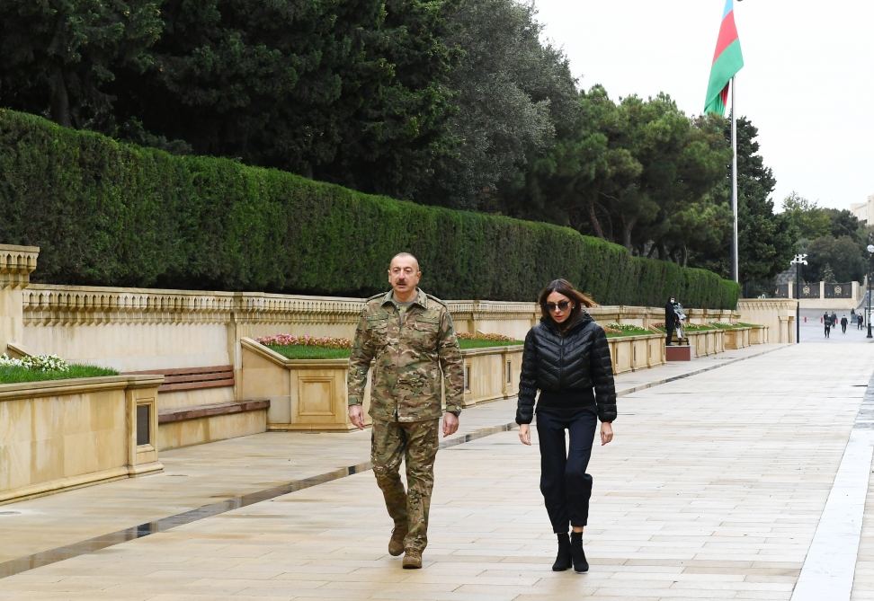 President Ilham Aliyev, first lady Mehriban Aliyeva visited Alley of Honors and Alley of Martyrs (PHOTO/VIDEO)