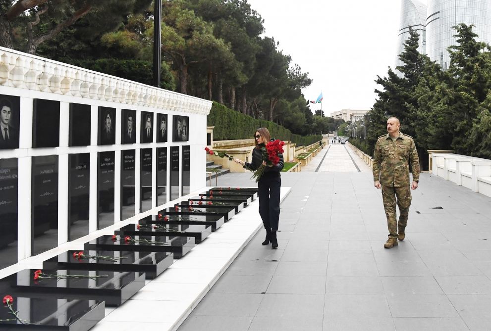 President Ilham Aliyev, first lady Mehriban Aliyeva visited Alley of Honors and Alley of Martyrs (PHOTO/VIDEO)