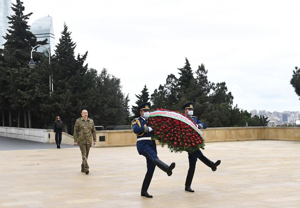 President Ilham Aliyev, first lady Mehriban Aliyeva visited Alley of Honors and Alley of Martyrs (PHOTO/VIDEO)