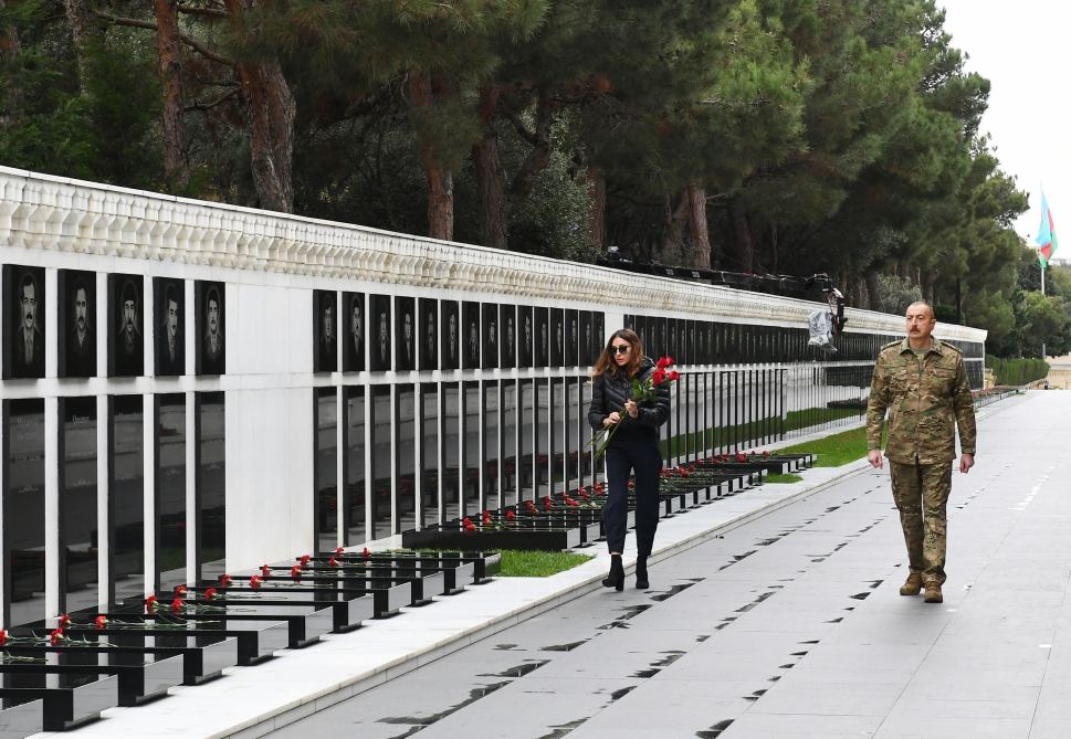 President Ilham Aliyev, first lady Mehriban Aliyeva visited Alley of Honors and Alley of Martyrs (PHOTO/VIDEO)