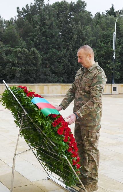 President Ilham Aliyev, first lady Mehriban Aliyeva visited Alley of Honors and Alley of Martyrs (PHOTO/VIDEO)