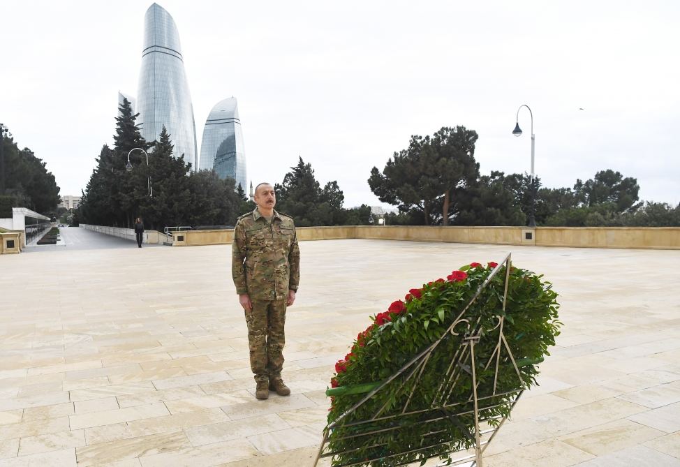 President Ilham Aliyev, first lady Mehriban Aliyeva visited Alley of Honors and Alley of Martyrs (PHOTO/VIDEO)