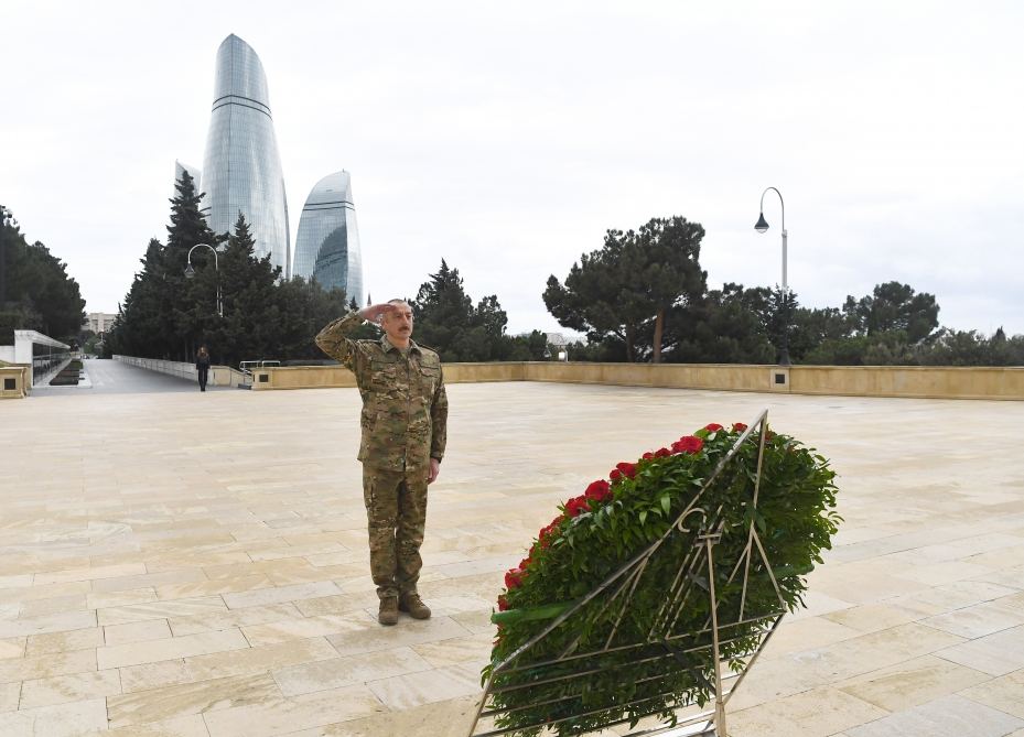 President Ilham Aliyev, first lady Mehriban Aliyeva visited Alley of Honors and Alley of Martyrs (PHOTO/VIDEO)