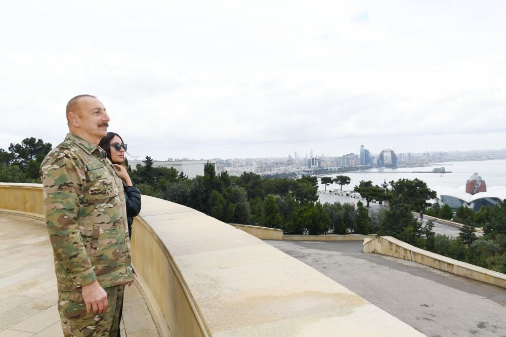 President Ilham Aliyev, first lady Mehriban Aliyeva visited Alley of Honors and Alley of Martyrs (PHOTO/VIDEO)