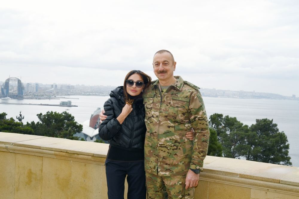 President Ilham Aliyev, first lady Mehriban Aliyeva visited Alley of Honors and Alley of Martyrs (PHOTO/VIDEO)