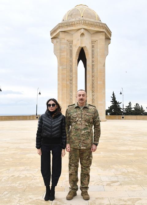 President Ilham Aliyev, first lady Mehriban Aliyeva visited Alley of Honors and Alley of Martyrs (PHOTO/VIDEO)