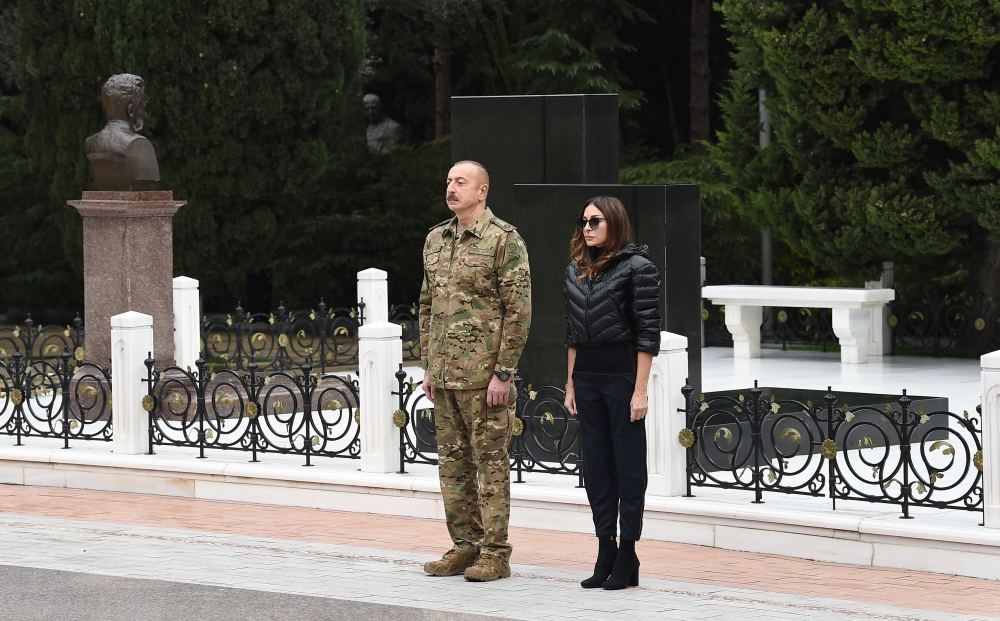 President Ilham Aliyev, first lady Mehriban Aliyeva visited Alley of Honors and Alley of Martyrs (PHOTO/VIDEO)