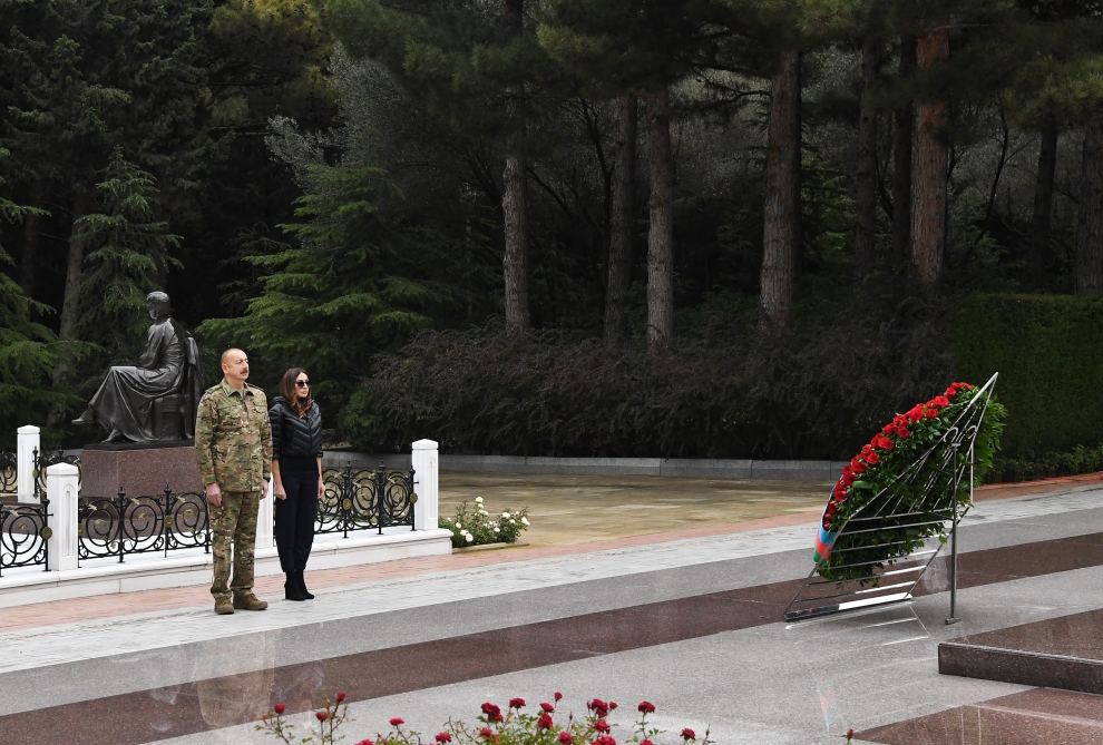 President Ilham Aliyev, first lady Mehriban Aliyeva visited Alley of Honors and Alley of Martyrs (PHOTO/VIDEO)