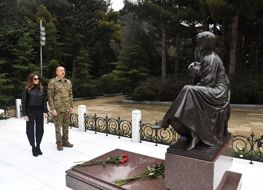 President Ilham Aliyev, first lady Mehriban Aliyeva visited Alley of Honors and Alley of Martyrs (PHOTO/VIDEO)