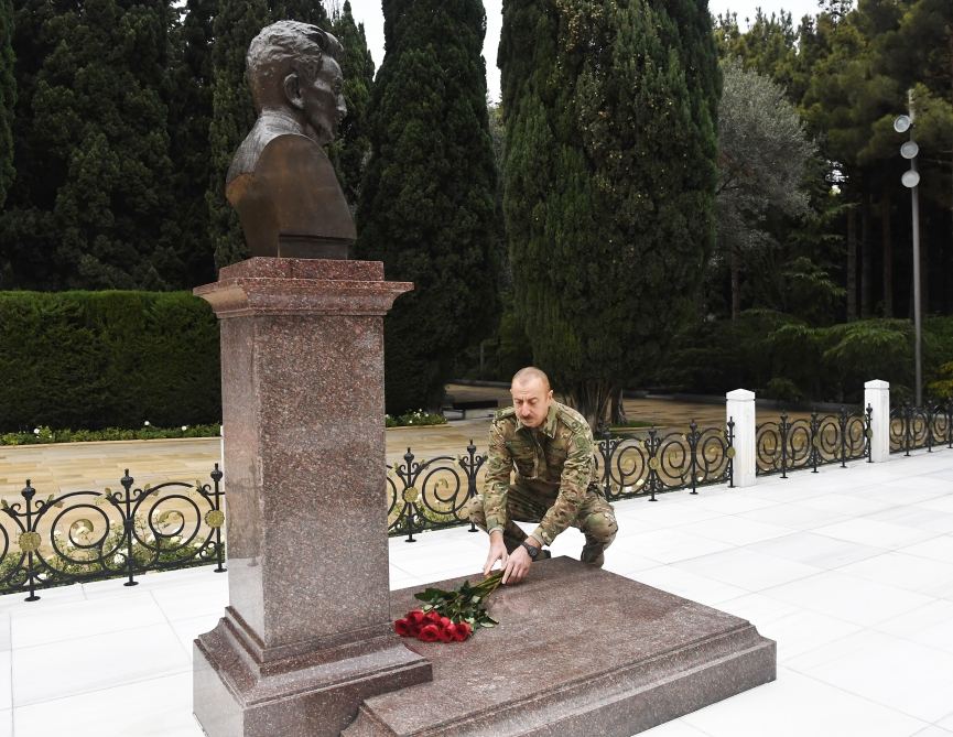 President Ilham Aliyev, first lady Mehriban Aliyeva visited Alley of Honors and Alley of Martyrs (PHOTO/VIDEO)