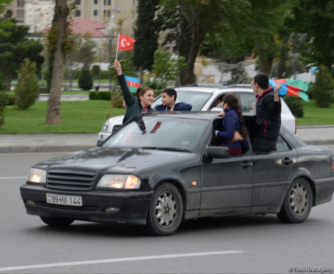 Victory joy in Baku, population celebrates liberation of Shusha with great enthusiasm (PHOTO/VIDEO)