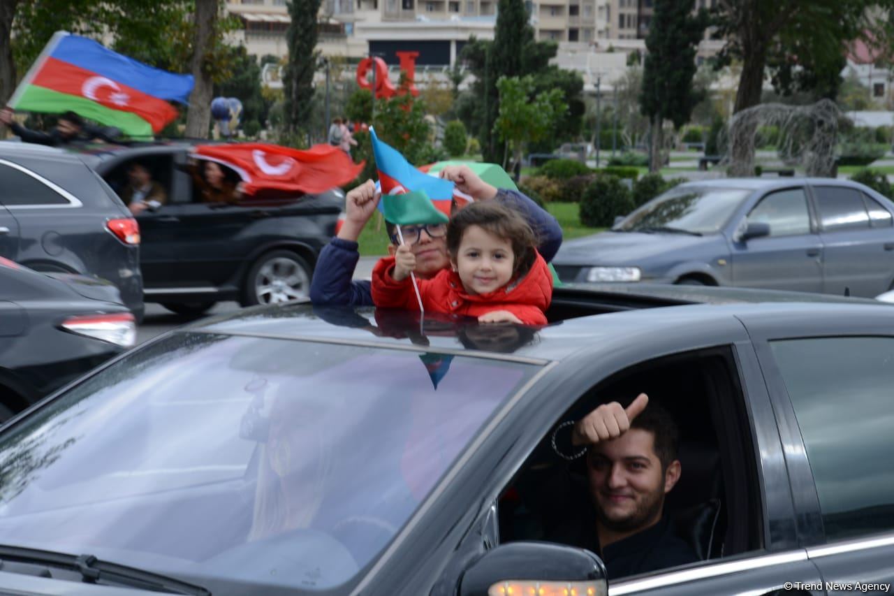 Victory joy in Baku, population celebrates liberation of Shusha with great enthusiasm (PHOTO/VIDEO)