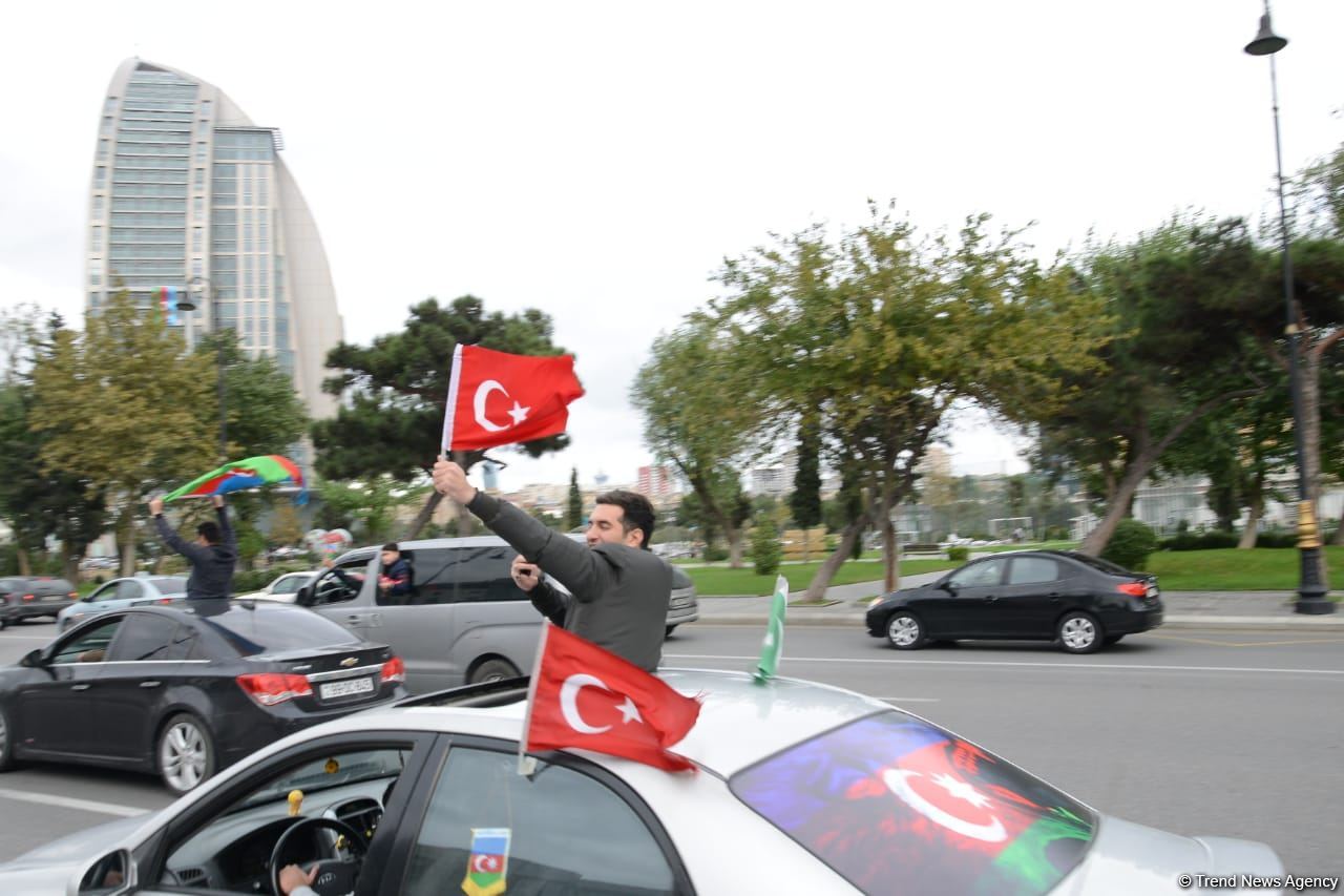 Victory joy in Baku, population celebrates liberation of Shusha with great enthusiasm (PHOTO/VIDEO)