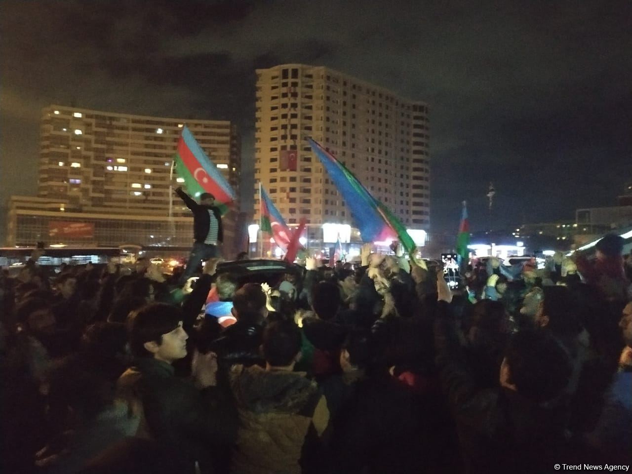 Baku residents celebrating victory in Karabakh war (PHOTO/VIDEO)