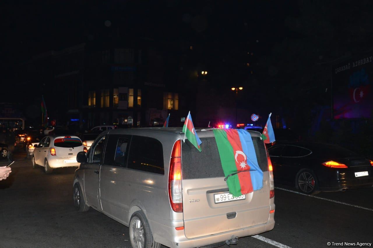 Baku residents celebrating victory in Karabakh war (PHOTO/VIDEO)