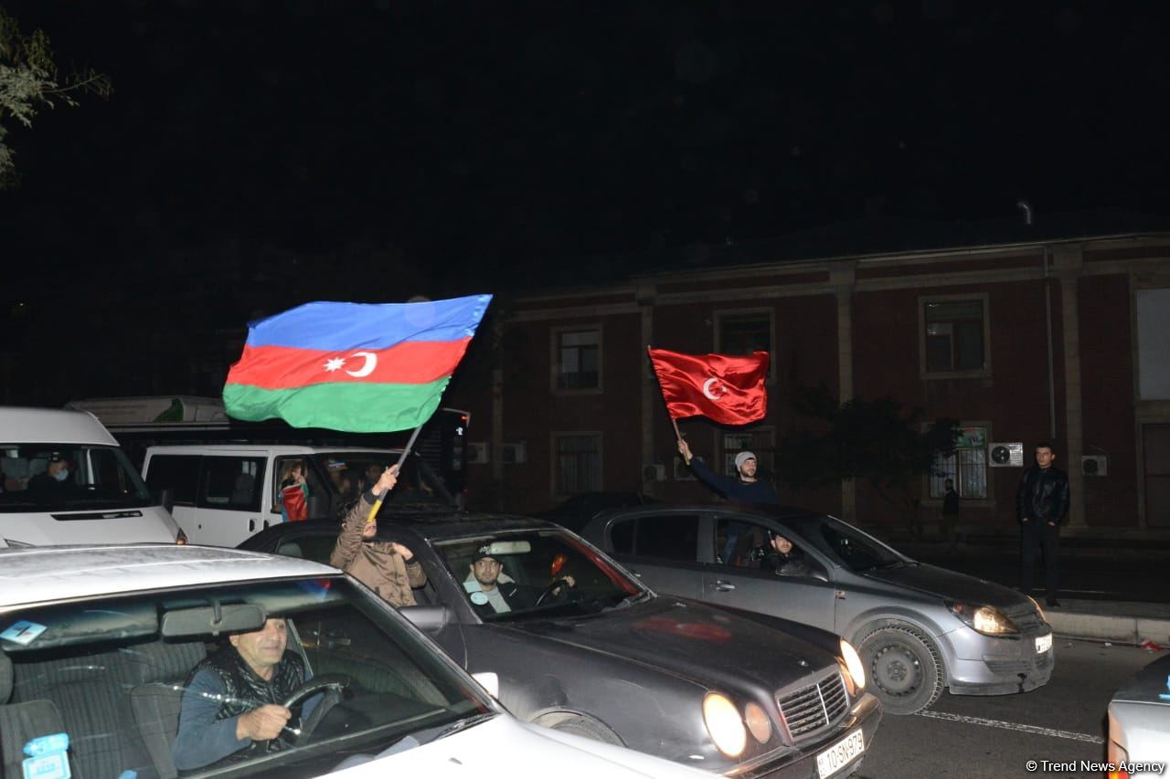 Baku residents celebrating victory in Karabakh war (PHOTO/VIDEO)