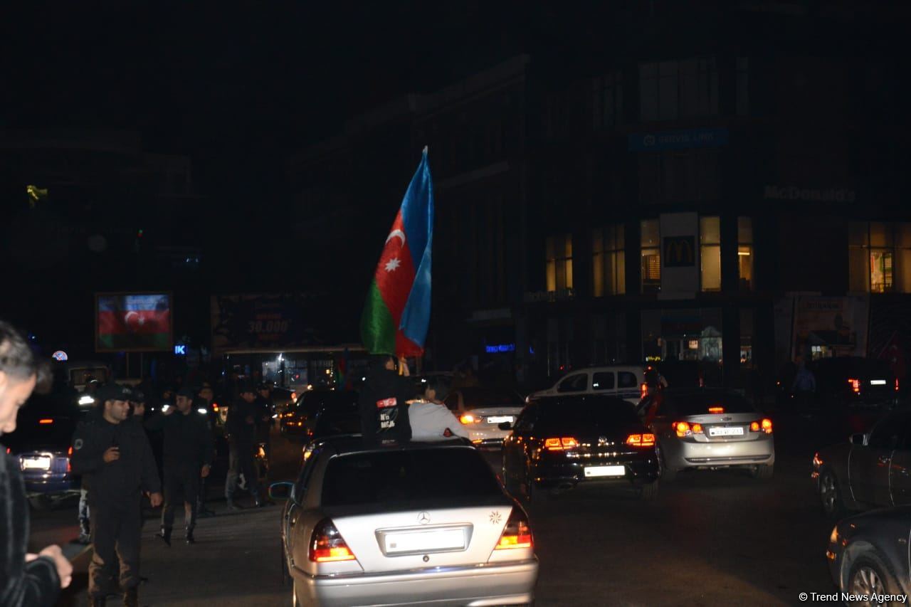Baku residents celebrating victory in Karabakh war (PHOTO/VIDEO)