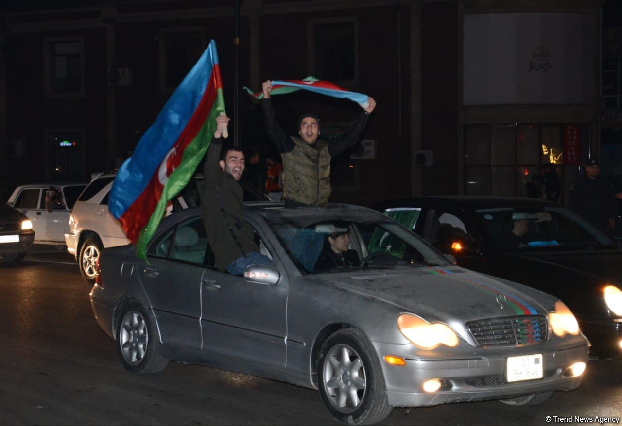 Baku residents celebrating victory in Karabakh war (PHOTO/VIDEO)