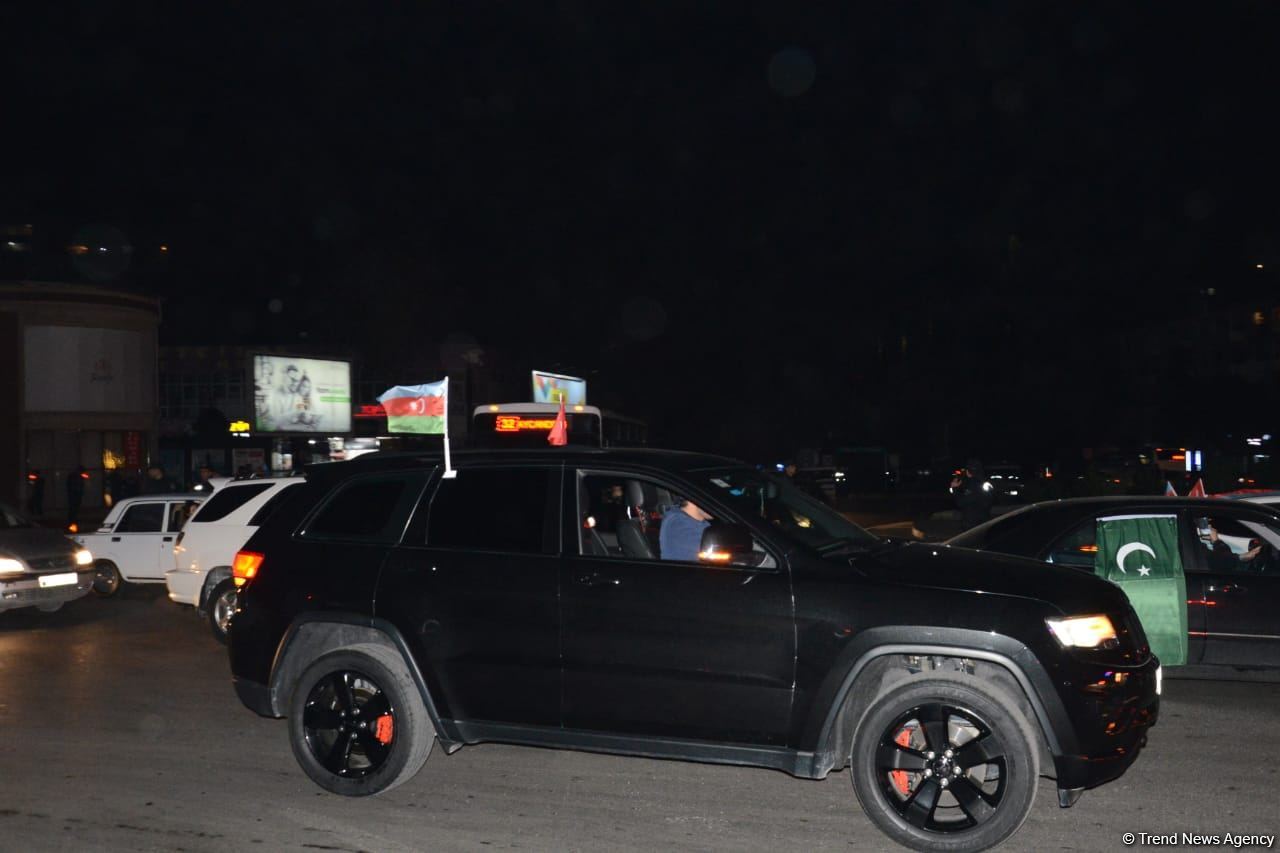 Baku residents celebrating victory in Karabakh war (PHOTO/VIDEO)