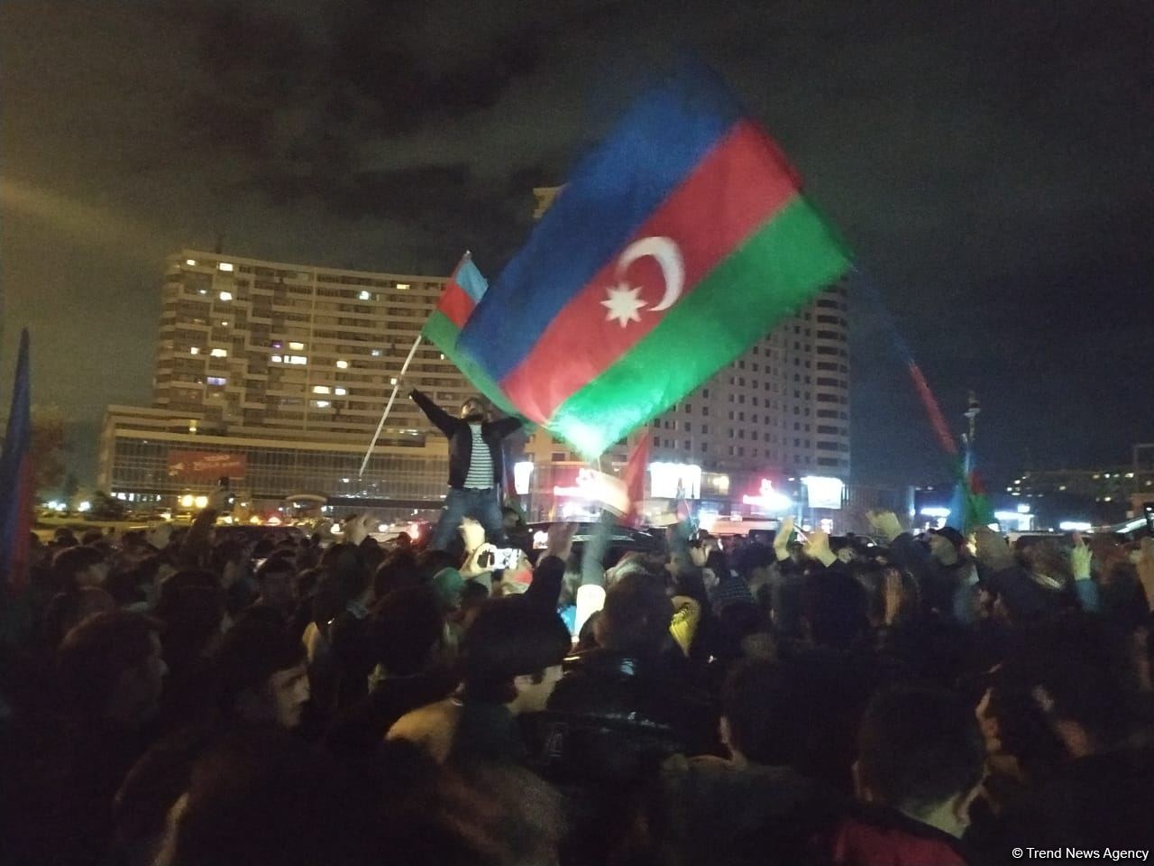 Baku residents celebrating victory in Karabakh war (PHOTO/VIDEO)