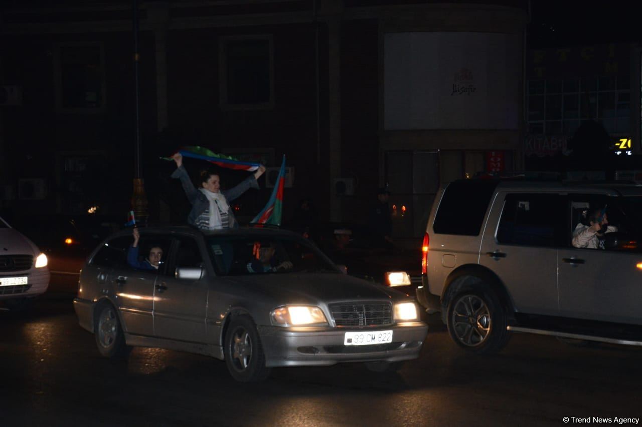 Baku residents celebrating victory in Karabakh war (PHOTO/VIDEO)