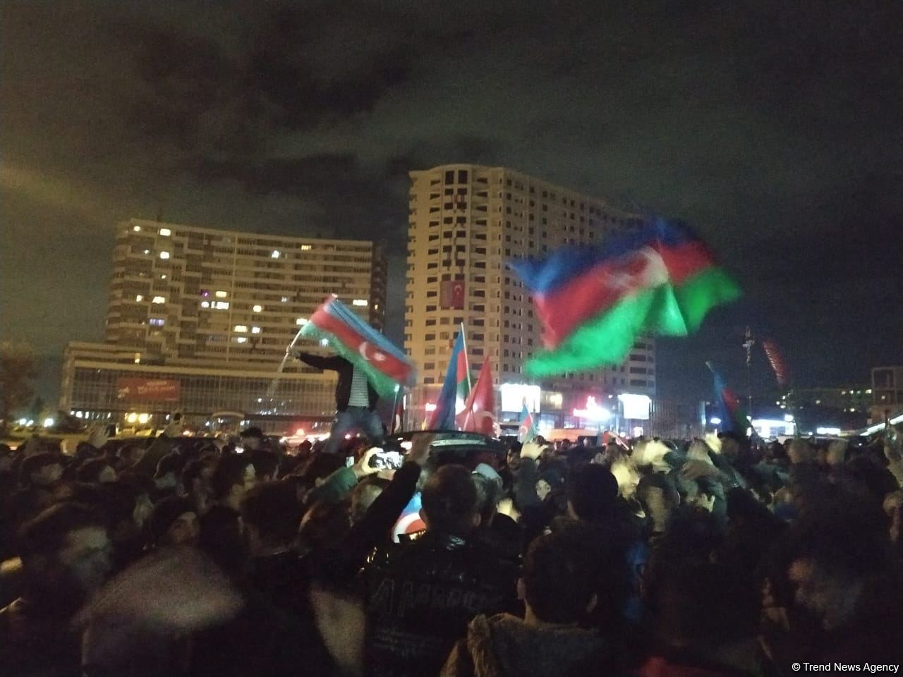 Baku residents celebrating victory in Karabakh war (PHOTO/VIDEO)