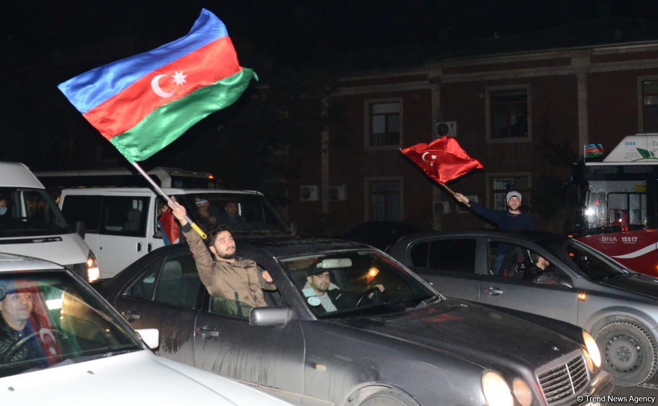 Baku residents celebrating victory in Karabakh war (PHOTO/VIDEO)