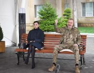 Azerbaijani president, first lady meet servicemen undergoing treatment (PHOTO)