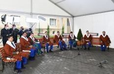 Azerbaijani president, first lady meet servicemen undergoing treatment (PHOTO)