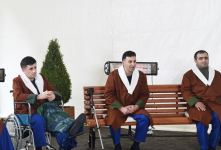 Azerbaijani president, first lady meet servicemen undergoing treatment (PHOTO)