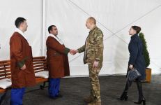 Azerbaijani president, first lady meet servicemen undergoing treatment (PHOTO)