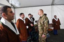 Azerbaijani president, first lady meet servicemen undergoing treatment (PHOTO)
