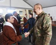 Azerbaijani president, first lady meet servicemen undergoing treatment (PHOTO)